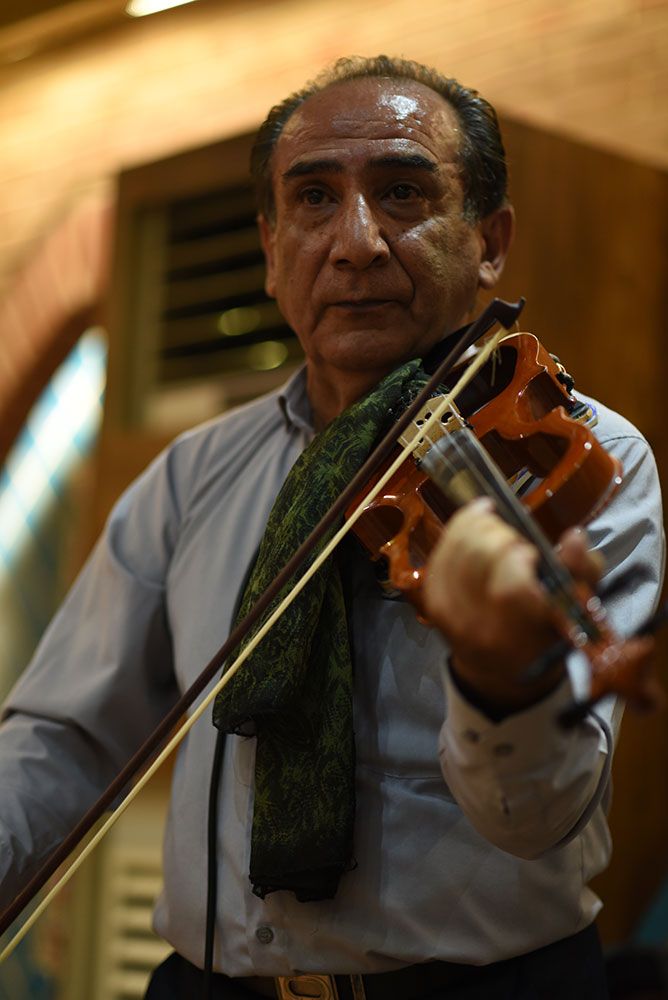 d/سفره خانه با موسیقی زنده در شمال تهران