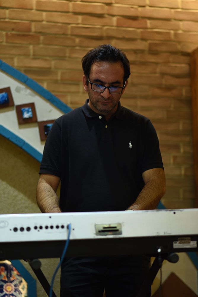 g/سفره خانه با موسیقی زنده درشمال تهران