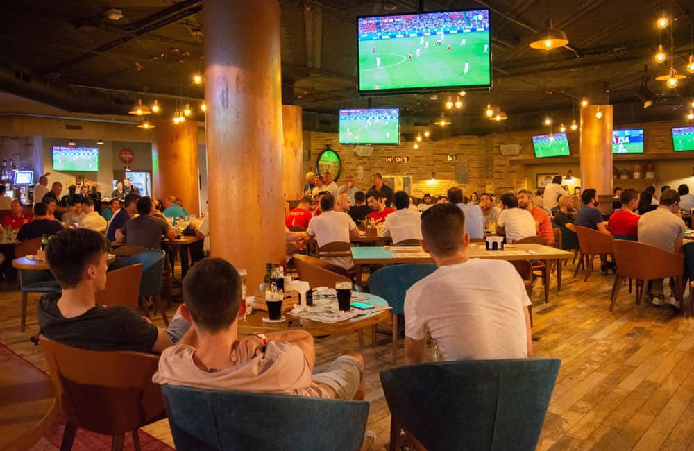 footbal/پخش زنده جام جهانی در کافه